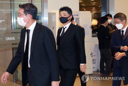 고 이건희 회장 빈소 조문 마친 김범수 카카오 이사회 의장(서울=연합뉴스) 류영석 기자 = 김범수 카카오 이사회 의장이 27일 오후 서울 강남구 삼성서울병원 장례식장에 마련된 이건희 삼성그룹 회장의 빈소를 조문한 뒤 나서고 있다. 2020.10.27 ondol@yna.co.kr