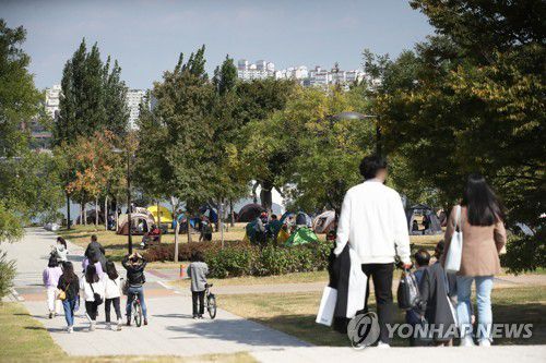 거리두기 완화 첫 주말 한강공원사회적 거리 두기가 1단계로 완화한 이달 18일 서울 여의도 한강공원 [연합뉴스 자료사진]