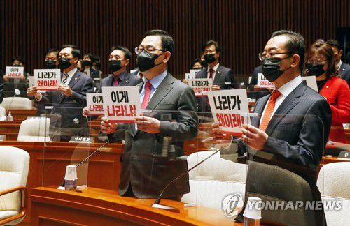 라임 옵티머스 특검 촉구하는 국민의힘(서울=연합뉴스) 진성철 기자 = 국민의힘 주호영 원내대표와의원들이 28일 국회에서 열린 의원총회에서 라임ㆍ옵티머스 특검촉구하는 손팻말을 들고 구호를 외치고 있다. 2020.10.28 zjin@yna.co.kr