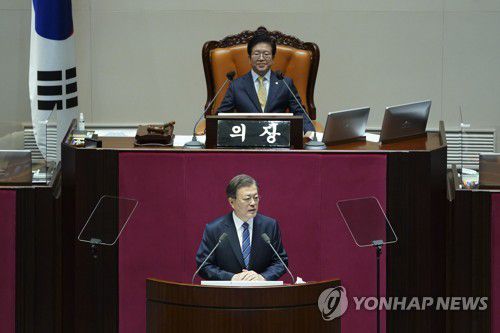 2021년도 예산안 시정연설 하는 문 대통령(서울=연합뉴스) 김주성 기자 = 문재인 대통령이 28일 오전 국회 본회의장에서 2021년도 예산안 시정연설을 하고 있다. 2020.10.28 utzza@yna.co.kr