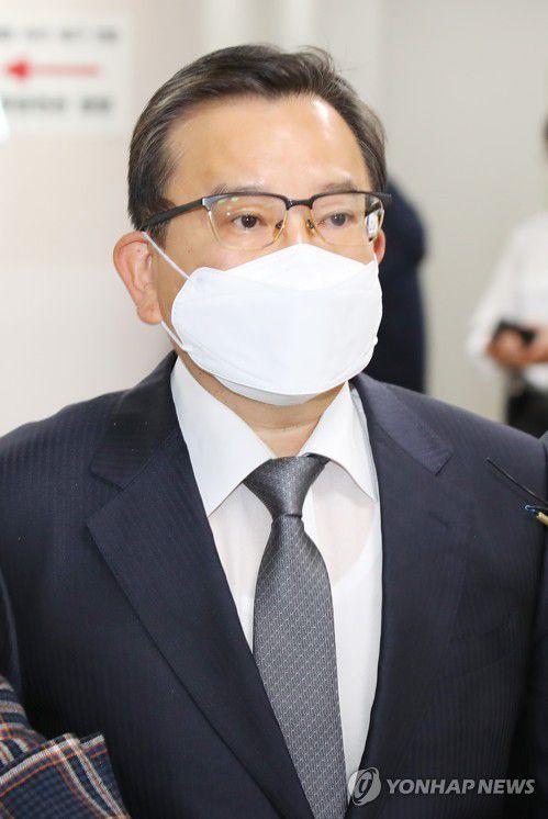 '별장 성 접대' 김학의 전 차관 항소심 선고 공판 출석(서울=연합뉴스) 김도훈 기자 = 억대 뇌물과 성 접대를 받은 혐의로 재판에 넘겨졌으나 1심에서 무죄를 선고받은 김학의 전 법무부 차관이 28일 열린 항소심 선고 공판에 출석하기 위해 서울 서초구 서울고등법원 법정으로 향하고 있다. 2020.10.28 superdoo82@yna.co.kr