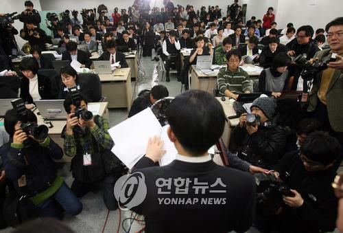 李특검, 수사결과 발표(서울=연합뉴스) 서명곤 기자 = 이명박 당선인의 여러 의혹을 수사해온 정호영 특별검사팀이 2008년 2월 21일 오전 역삼동 특검 사무실에서 최종 수사 결과를 발표하고 있다. [연합뉴스 자료사진]