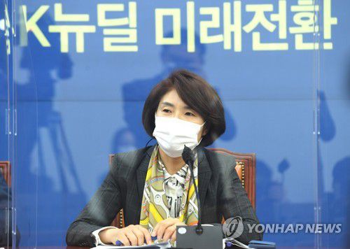 발언하는 민주당 한정애 정책위의장(서울=연합뉴스) 안정원 기자 = 더불어민주당 한정애 정책위의장이 29일 오전 서울 여의도 국회에서 열린 정책조정회의에서 발언하고 있다. 2020.10.29 jeong@yna.co.kr