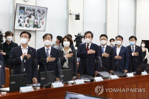 국민의례 하는 민주당 이낙연 대표(서울=연합뉴스) 안정원 기자 = 더불어민주당 이낙연 대표가 29일 오후 국회에서 열린 제19차 온택트 의원총회에서 국민의례를 하고 있다. 2020.10.29 jeong@yna.co.kr