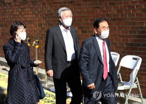 이명박 전 대통령 사저 향하는 이재오(서울=연합뉴스) 임헌정 기자 = 회사 자금 횡령과 뇌물 수수 혐의 등으로 29일 대법원 상고심에서 징역 17년이 확정된 이명박 전 대통령의 서울 강남구 논현동 자택으로 측근인 이재오 전 의원이 들어가고 있다. 2020.10.29 kane@yna.co.kr