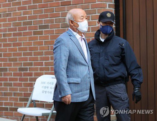 이명박 자택 들어가는 류우익(서울=연합뉴스) 김인철 기자 = 류우익 전 비서실장이 29일 서울 강남구 논현동 이명박 전 대통령 자택으로 들어서고 있다. 2020.10.29 yatoya@yna.co.kr