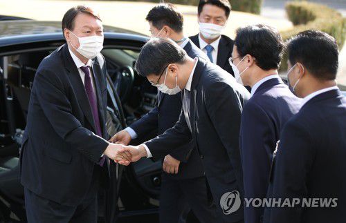 측근들과 재회하는 윤석열 총장(대전=연합뉴스) 김도훈 기자 = 8개월 만에 전국 검찰청 순회 간담회를 재개한 윤석열 검찰총장(왼쪽부터)이 29일 오후 대전 지역 검사들과의 간담회를 위해 대전 검찰청사에 도착해 강남일 대전고검장, 이두봉 대전지검장 등과 인사하고 있다. 2020.10.29 superdoo82@yna.co.kr