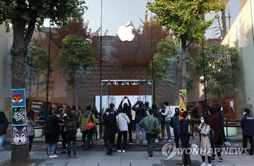 애플 아이폰12 오늘 국내 출시(서울=연합뉴스) 이재희 기자 = 애플 신제품 아이폰12가 정식 출시된 30일 오전 서울 강남구 신사동 애플 가로수길 매장의 모습. 2020.10.30 scape@yna.co.kr