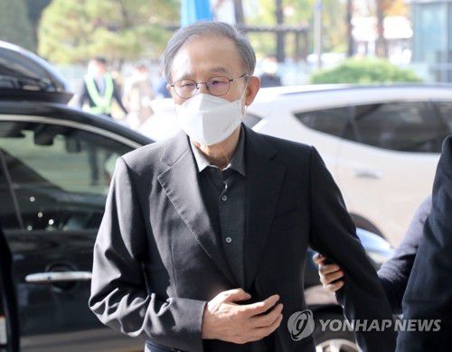 병원 도착한 이명박 전 대통령(서울=연합뉴스) 최재구 기자 = 회사 자금 횡령과 뇌물 수수 혐의 등으로 29일 대법원 상고심에서 징역 17년이 확정된 이명박 전 대통령이 30일 오전 진료를 위해 종로구 서울대학병원으로 들어서고 있다. jjaeck9@yna.co.kr