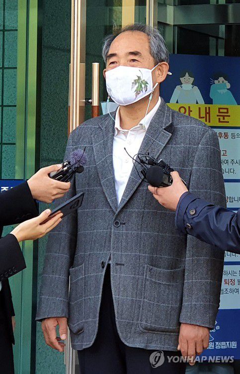 취재진 앞에 선 윤준병 의원(정읍=연합뉴스) 임채두 기자 = 윤준병 더불어민주당 의원이 30일 오후 전주지법에서 열린 공직선거법 위반 혐의에 대한 선고공판을 마치고 취재진 질문을 받고 있다. 2020.10.30 doo@yna.co.kr