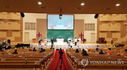 대전서 4주 만에 재개된 대면 예배(대전=연합뉴스) 대전지역 종교시설 집합금지 조치가 완화된 13일 대전시 서구 한 교회에서 4주 만에 재개된 대면 예배가 진행되고 있다. 2020. 9. 13 [독자 제공. 재판매 및 DB 금지] cobra@yna.co.kr