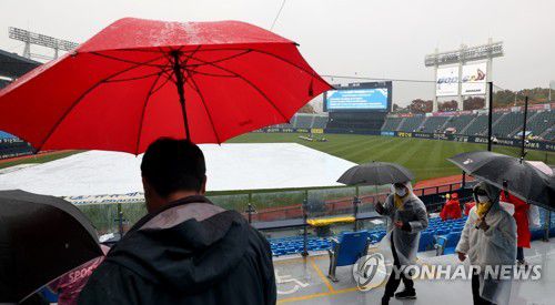 포스트시즌 와일드카드전, 우천 취소(서울=연합뉴스) 류영석 기자 = 1일 오후 서울 송파구 잠실야구장 전광판에 프로야구 와일드카드 결정전 키움과 LG의 경기의 우천 취소 안내가 표시되고 있다. 2020.11.1 ondol@yna.co.kr