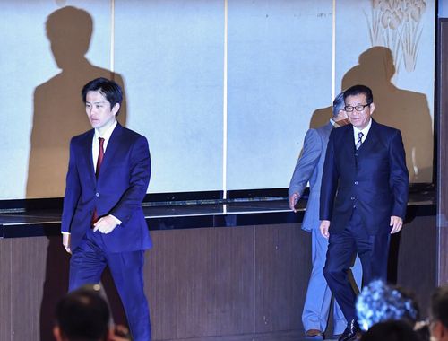 오사카도 주민투표 부결…기자회견 하는 오사카 시장(오사카 교도=연합뉴스) 오사카(大阪)를 도(都)로 개편하는 구상이 주민 투표에서 부결될 것이 확실해진 1일 오후 일본 오사카시에서 요시무라 히로후미(吉村洋文·왼쪽) 오사카부(大阪府) 지사와 마쓰이 이치로(松井一郞) 오사카 시장이 기자회견에 임하고 있다.