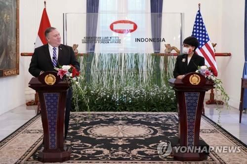 자카르타서 공동 기자회견하는 폼페이오 장관과 레트노 장관 [AFP=연합뉴스]