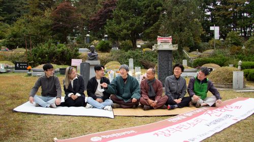 열사 묘역 찾은 창작판소리 '전태일' 출연진(서울=연합뉴스) 창작판소리 '전태일' 출연진이 10월 21일 경기 마석 모란공원의 전태일 묘역을 찾았다. 2020.11.2 [창작판소리연구원 제공. 재배포 및 DB금지] (끝)