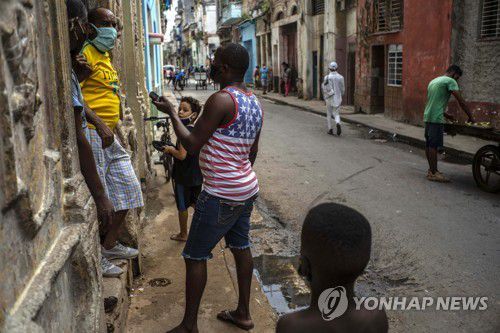 미 국기 무늬 옷 입은 쿠바 아바나 시민  [AP=연합뉴스]
