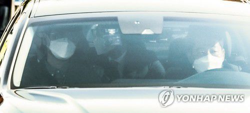 서울동부구치소 들어서는 이명박 전 대통령(서울=연합뉴스) 한상균 기자 = 횡령과 뇌물 등의 혐의로 징역 17년형이 확정된 이명박 전 대통령이 2일 오후 송파구 동부구치소에 도착하고 있다. 2020.11.2 xyz@yna.co.kr