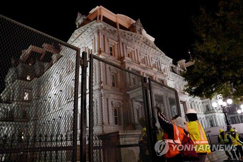 2일(현지시간) 미국 워싱턴DC 백악관 인근에 작업자들이 울타리를 설치하고 있다.[로이터=연합뉴스]