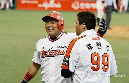 한화 이글스에서 함께 뛰던 김태균(왼쪽)과 류현진[연합뉴스 자료사진]