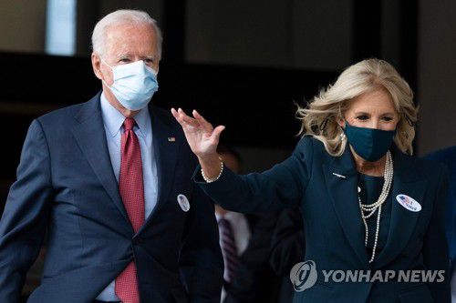 사전투표 마친 뒤 손 흔드는 바이든 부부(윌밍턴 AFP=연합뉴스) 미국 민주당 대선 후보인 조 바이든 전 부통령이 부인 질 여사와 함께 28일(현지시간) 델라웨어주 윌밍턴의 주 정부 청사에서 사전투표를 한 뒤 지지자들에게 손을 흔들고 있다. 델라웨어주는 바이든 후보의 정치적 고향이자 주소가 있는 거주지다. sungok@yna.co.kr