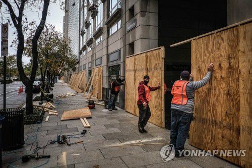 미 대선 앞두고 약탈 대비하는 워싱턴 상점들(워싱턴 EPA=연합뉴스) 미국 대선을 이틀 앞둔 지난 1일(현지시간) 수도 워싱턴DC의 한 상점에서 인부들이 매장을 보호하기 위해 합판을 설치하고 있다. sungok@yna.co.kr