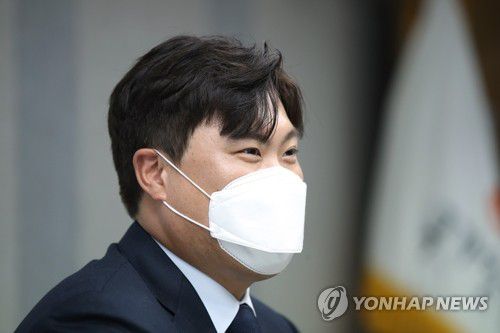 인터뷰하는 류현진(서울=연합뉴스) 김도훈 기자 = 미국 프로야구 메이저리그 토론토 블루제이스의 류현진이 3일 오후 서울 중구 국가인권위원회에서 언론 인터뷰를 하고 있다.
    지난해 스포츠인권명예대사로 위촉된 류현진은 이날 최영애 위원장과 차담회를 마친 뒤 국가인권위원회 캠페인용 영상 촬영을 하며 자가 격리를 마친 뒤 국내 첫 활동을 시작했다. 2020.11.3 superdoo82@yna.co.kr
