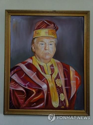 나이지리아 전통복장의 트럼프 초상화가 지난달 18일 라고스 한 식당에 걸려 있다.[제3자 제공, 로이터=연합뉴스]