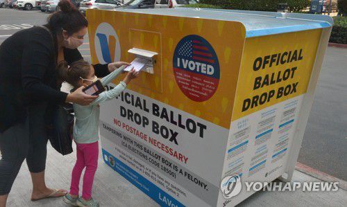 지난달 26일(현지시간) 미국 캘리포니아주 로스앤젤레스에서 한 소녀가 모친의 투표용지를 USPS 우편함에 넣고 있다.
[UPI=연합뉴스]