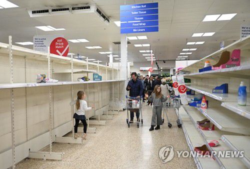 3월 1차 봉쇄조치 당시 코로나19 사재기를 겪었던 영국 슈퍼마켓 [EPA=연합뉴스]
