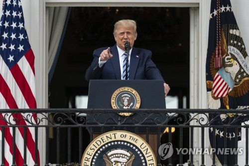 백악관 발코니에서 연설하는 트럼프 대통령[AP통신=연합뉴스 자료사진]