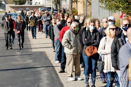 미 대선 투표소 앞에 길게 줄 선 유권자들(앨런데일 AFP=연합뉴스) 미국 대선일인 지난 3일(현지시간) 미시간주 앨런데일의 '라이프 스트림' 교회에 마련된 투표소 앞에 한 표를 행사하기 위해 차례를 기다리는 유권자들이 길게 줄지어 서 있다. sungok@yna.co.kr