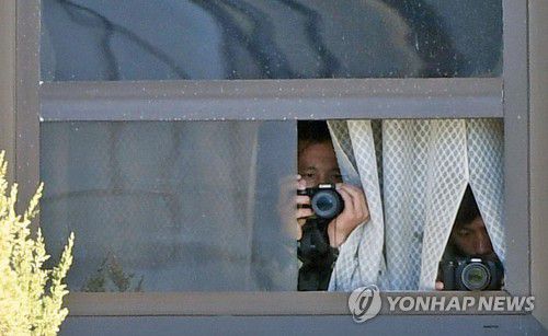 카메라 보는 북한군(서울=연합뉴스) 4일 오전 경기 파주시 판문점 내 북측 판문각 창문 틈에서 북한군들이 남측 지역을 향해 카메라를 들고 있다. 2020.11.04 [사진공동취재단] photo@yna.co.kr