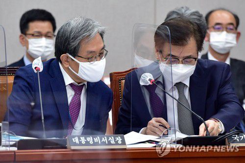 대화하는 노영민 대통령 비서실장과 서훈 국가안보실장(서울=연합뉴스) 진성철 기자 = 노영민 대통령 비서실장과 서훈 국가안보실장이 4일 오전 서울 여의도 국회에서 열린 국회운영위원회의 청와대 대통령비서실·국가안보실·대통령경호처에 대한 국정감사에서 대화를 하고 있다. 2020.11.4 zjin@yna.co.kr