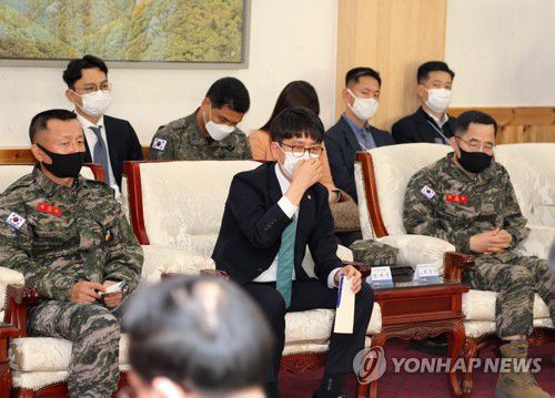 난감한 국방부 차관(포항=연합뉴스) 손대성 기자 = 4일 경북 포항시청에서 포항 수성사격장 문제와 관련해 박재민 국방부 차관(가운데)이 이강덕 포항시장을 만나 의견을 나누고 있다. 2020.11.4 sds123@yna.co.kr