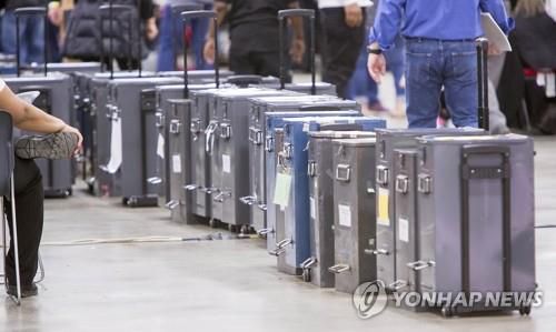 미 미시간주 개표장에 도착한 대선 부재자 투표용지함

    (디트로이트 EPA=연합뉴스) 4일(현지시간) 미국 대선 경합 주(州) 가운데 한 곳인 미시간주 디트로이트의 TCF센터에 마련된 개표장 앞에 부재자 투표용지 함이 도착해 있다. 철저한 경비 속에 운송된 이들 부재자 투표용지는 검증을 거친 뒤 개표에 들어간다. 미시간주는 개표 후반 들어 도널드 트럼프 대통령과 조 바이든 민주당 후보가 피 말리는 접전을 보이고 있다.  
    sungok@yna.co.kr