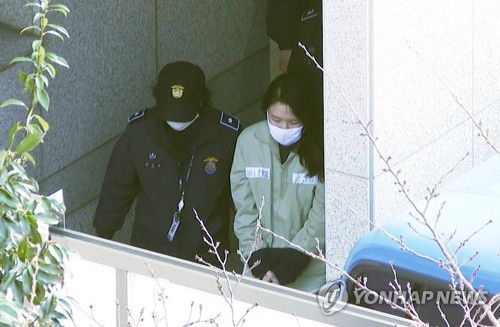 1심 무기징역 선고받은 직후 고유정고유정이 올해 2월 20일 1심에서 무기징역을 선고받은 후 교도소로 가는 호송차에 탑승하기 위해 제주지법에서 나오는 모습. [연합뉴스 자료사진]