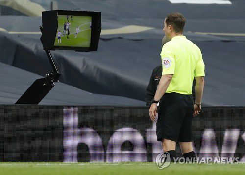 토트넘-뉴캐슬 전에서 '온 필드 리뷰'를 하는 주심[EPA=연합뉴스 자료사진]