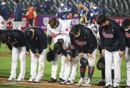 팬들에게 인사하는 롯데 선수단[연합뉴스 자료사진]