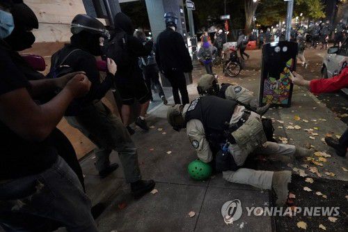 경찰에 체포되는 미 오리건주 대선 시위대[AP=연합뉴스]