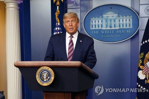 백악관서 대선 개표 관련 기자회견 하는 트럼프 대통령(워싱턴 AP=연합뉴스) 도널드 트럼프 미국 대통령이 5일(현지시간) 워싱턴DC 백악관에서 기자회견을 열고 11ㆍ3 대선 개표 결과에 대해 발언하고 있다.sungok@yna.co.kr