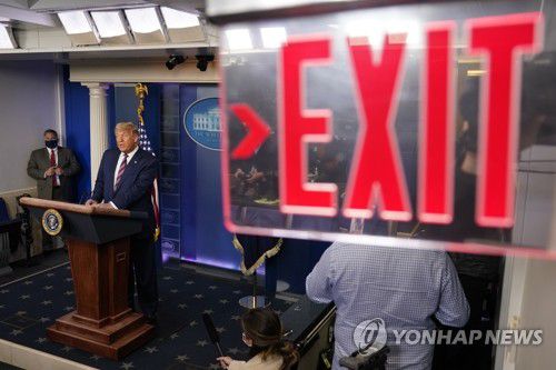 백악관 기자회견서 '대선 불복' 시사하는 트럼프 미 대통령(워싱턴 AP=연합뉴스) 도널드 트럼프 미국 대통령이 5일(현지시간) 워싱턴DC 백악관에서 11·3 대선에 관한 기자회견을 하고 있다. 그는 "합법적 투표만 계산하면 내가 쉽게 이긴다"면서 자신의 지지자들이 침묵하도록 두지는 않겠다고 말해 '대선 불복'을 시사했다. 기자회견장에는 재집권 가능성에서 점점 멀어지는 트럼프 대통령의 처지를 보여주듯 '출구'(EXIT)라고 적힌 안내판이 보인다. sungok@yna.co.kr