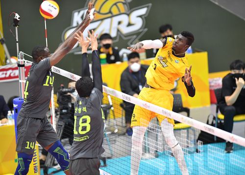 KB손해보험 외국인 공격수 케이타(서울=연합뉴스) KB손해보험 외국인 공격수 케이타(오른쪽)가 7일 경기도 의정부체육관에서 열린 프로배구 남자부 현대캐피탈과의 홈경기에서 오픈 공격을 시도하고 있다. [한국배구연맹 제공. 재판매 및 DB금지]