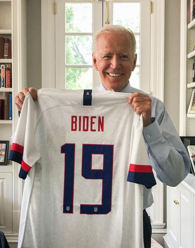 미국 축구대표팀 유니폼을 들어보이는 바이든 후보.[바이든 후보 소셜 미디어 사진 캡처. 재판매 및 DB 금지]