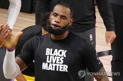 흑인 생명이 소중하다는 내용의 문구가 적힌 상의를 입고 있는 제임스. [AP=연합뉴스]