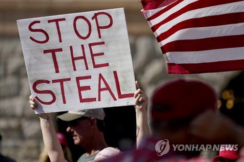 "도둑질을 멈춰라"…애리조나주 피닉스에서 시위하는 트럼프 대통령 지지자들[AP=연합뉴스]