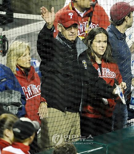 2009년 월드시리즈 경기장에 필라델피아 모자를 쓰고 나타난 바이든 당시 미국 부통령. [EPA=연합뉴스]