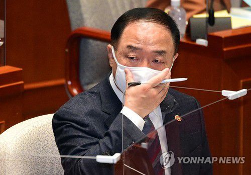 예산안 질의듣는 홍남기 부총리홍남기 부총리 겸 기획재정부 장관이 지난 4일 오전 국회에서 열린 예산결산특별위원회 전체회의에서 예산안에 대한 질의를 듣고 있다.
[연합뉴스 자료사진]