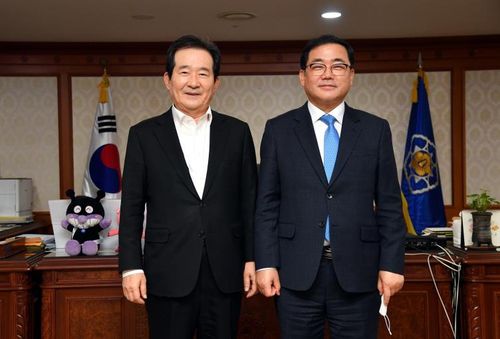 정세균 국무총리(왼쪽)와 허성무 창원시장(오른쪽) 기념촬영[창원시 제공. 재판매 및 DB 금지]