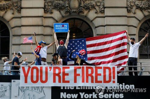 뉴욕 도심 돌며 승리 자축하는 바이든 지지자들(뉴욕 로이터=연합뉴스) 조 바이든 미국 대통령 당선인의 '승리 선언' 다음날인 8일(현지시간) 지지자들이 전세 낸 이층 버스를 타고 뉴욕 도심을 돌며 자축하고 있다. 이 버스에는 도널드 트럼프 대통령이 과거 리얼티 TV쇼를 진행하면서 유행시킨 '넌 해고야!'(YOU'RE FIRED!)란 문구가 쓰인 현수막이 붙어 있다. sungok@yna.co.kr