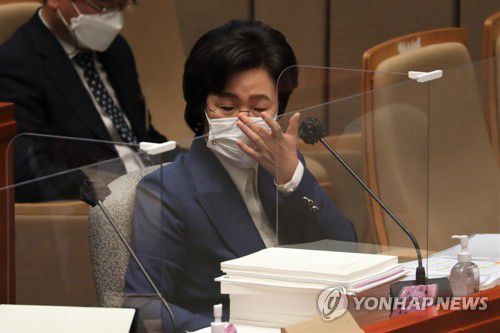 안경 고쳐쓰는 추미애 법무부 장관(서울=연합뉴스) 안정원 기자 = 추미애 법무부 장관이 11일 국회에서 열린 예산결산특별위원회 전체회의에서 안경을 고쳐쓰고 있다. 2020.11.11 jeong@yna.co.kr